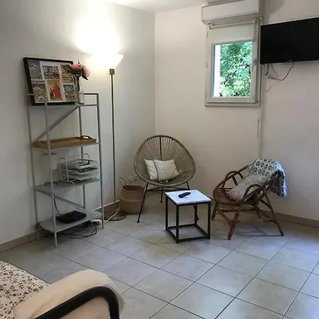 Charmant Studio à Avec Parking Privatif * Tolone